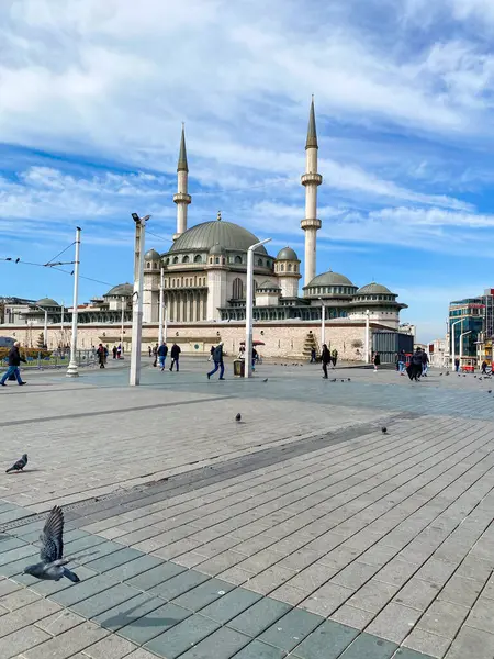 İstanbul 'daki Taksim Meydanı ve Taksim Camisi 