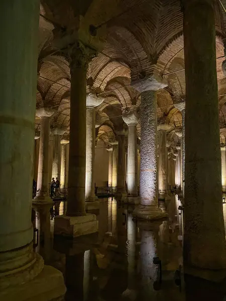 İstanbul 'un yeraltı kenti Türkiye' de büyük bir su deposu olan Basalica sarnıcı 