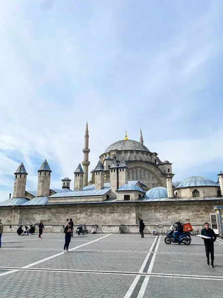 İstanbul 'un canlı kent başkenti Büyük Pazar yakınlarındaki Nuruosmaniye Camii, Türkiye 