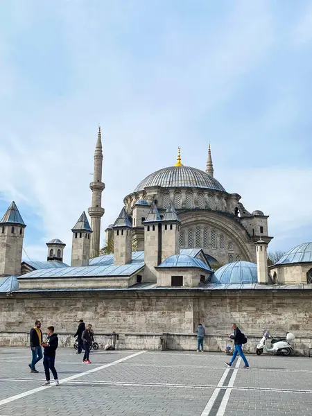 İstanbul 'un canlı kent başkenti Büyük Pazar yakınlarındaki Nuruosmaniye Camii, Türkiye 