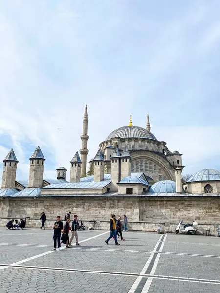 İstanbul 'un canlı kent başkenti Büyük Pazar yakınlarındaki Nuruosmaniye Camii, Türkiye 