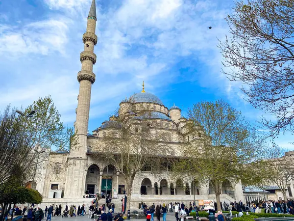 İstanbul 'un canlı Eminonu ilçesinde mavi kubbesi, uzun minareleri olan Yeni Cami ve Altın Boynuz, Türkiye 