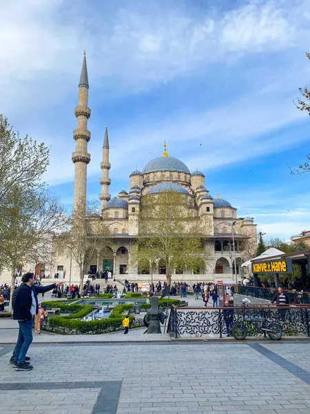 İstanbul 'un canlı Eminonu ilçesinde mavi kubbesi, uzun minareleri olan Yeni Cami ve Altın Boynuz, Türkiye 
