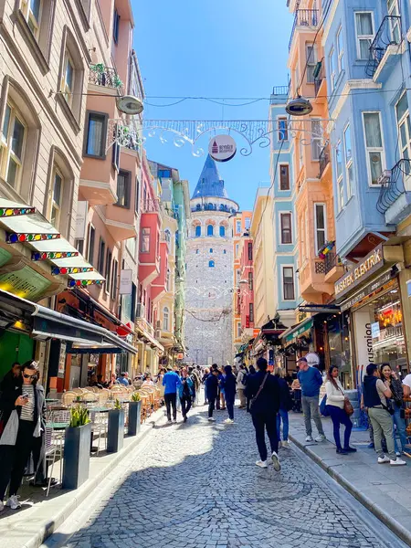Galata Kulesi, renkli evler ve binalar Galata, Beyoğlu, İstanbul 'da bir sürü modaya uygun kafe, restoran ve dükkanları olan mimari yapılar 