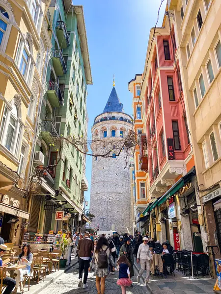 Galata Kulesi, renkli evler ve binalar Galata, Beyoğlu, İstanbul 'da bir sürü modaya uygun kafe, restoran ve dükkanları olan mimari yapılar 
