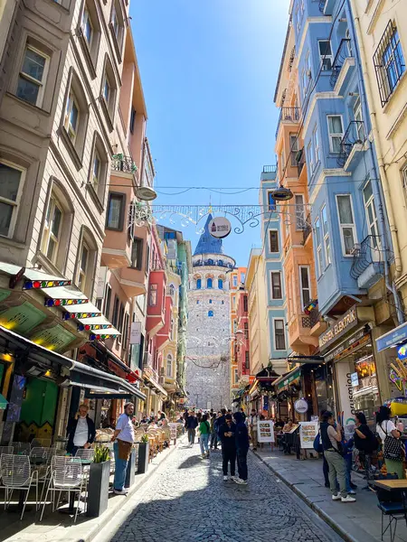 Galata Kulesi, renkli evler ve binalar Galata, Beyoğlu, İstanbul 'da bir sürü modaya uygun kafe, restoran ve dükkanları olan mimari yapılar 