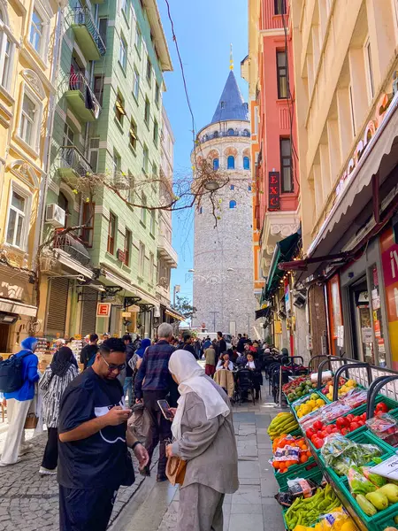 Galata Kulesi, renkli evler ve binalar Galata, Beyoğlu, İstanbul 'da bir sürü modaya uygun kafe, restoran ve dükkanları olan mimari yapılar 