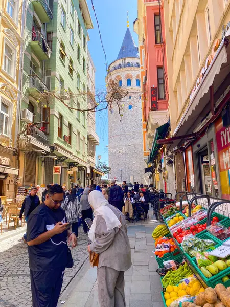 Galata Kulesi, renkli evler ve binalar Galata, Beyoğlu, İstanbul 'da bir sürü modaya uygun kafe, restoran ve dükkanları olan mimari yapılar 