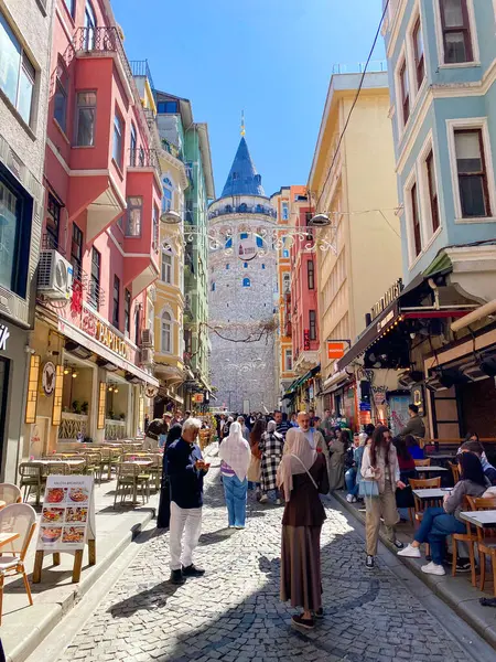 Galata Kulesi, renkli evler ve binalar Galata, Beyoğlu, İstanbul 'da bir sürü modaya uygun kafe, restoran ve dükkanları olan mimari yapılar 