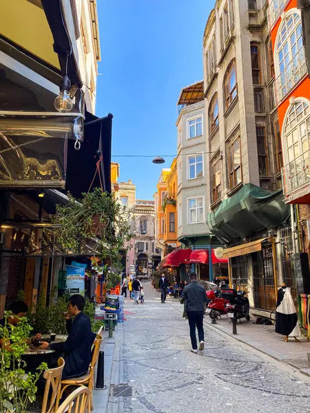 Başlık Balat, Balat, Fener, İstanbul civarındaki renkli evler ve binalar. Bir sürü modaya uygun kafe, restoran ve mağaza var.