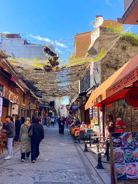 Başlık Balat, Balat, Fener, İstanbul civarındaki renkli evler ve binalar. Bir sürü modaya uygun kafe, restoran ve mağaza var.