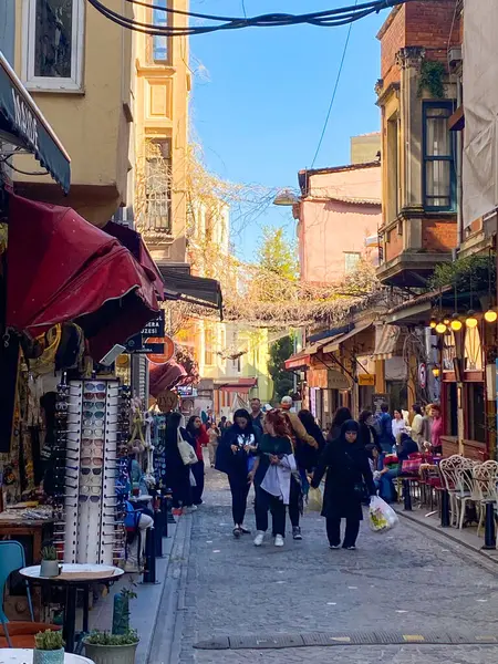 Başlık Balat, Balat, Fener, İstanbul civarındaki renkli evler ve binalar. Bir sürü modaya uygun kafe, restoran ve mağaza var.