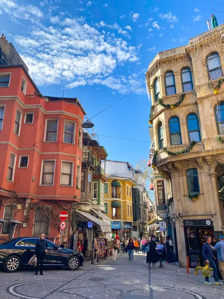 Başlık Balat, Balat, Fener, İstanbul civarındaki renkli evler ve binalar. Bir sürü modaya uygun kafe, restoran ve mağaza var.