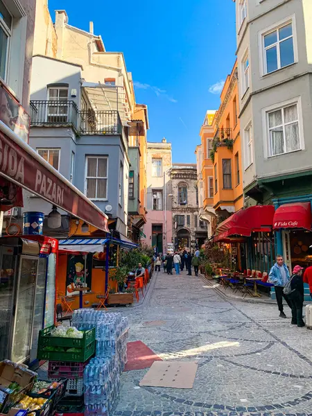 Balat, İstanbul 'un Balat, Fener semtindeki renkli evler ve binalar bir sürü modaya uygun kafe, restoran ve dükkanlarla dolu.