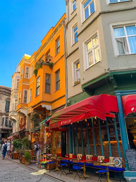 Balat, İstanbul 'un Balat, Fener semtindeki renkli evler ve binalar bir sürü modaya uygun kafe, restoran ve dükkanlarla dolu.