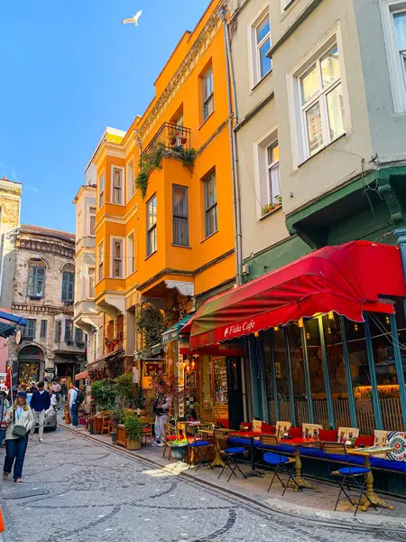 Balat, İstanbul 'un Balat, Fener semtindeki renkli evler ve binalar bir sürü modaya uygun kafe, restoran ve dükkanlarla dolu.