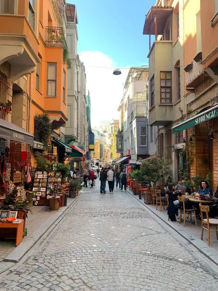 Balat, İstanbul 'un Balat, Fener semtindeki renkli evler ve binalar bir sürü modaya uygun kafe, restoran ve dükkanlarla dolu.