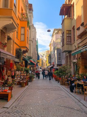 Balat, İstanbul 'un Balat, Fener semtindeki renkli evler ve binalar bir sürü modaya uygun kafe, restoran ve dükkanlarla dolu.