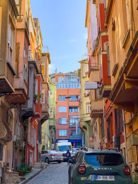 Balat, İstanbul 'un Balat, Fener semtindeki renkli evler ve binalar bir sürü modaya uygun kafe, restoran ve dükkanlarla dolu.