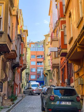 Balat, İstanbul 'un Balat, Fener semtindeki renkli evler ve binalar bir sürü modaya uygun kafe, restoran ve dükkanlarla dolu.