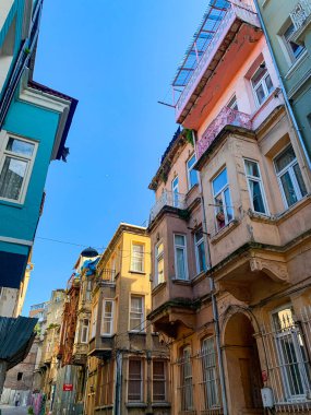 Balat, İstanbul 'un Balat, Fener semtindeki renkli evler ve binalar bir sürü modaya uygun kafe, restoran ve dükkanlarla dolu.