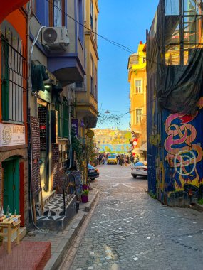 Balat, İstanbul 'un Balat, Fener semtindeki renkli evler ve binalar bir sürü modaya uygun kafe, restoran ve dükkanlarla dolu.