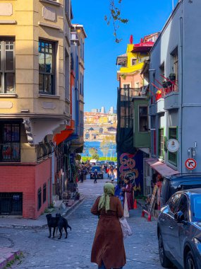 Balat, İstanbul 'un Balat, Fener semtindeki renkli evler ve binalar bir sürü modaya uygun kafe, restoran ve dükkanlarla dolu.