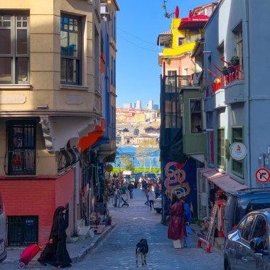 Balat, İstanbul 'un Balat, Fener semtindeki renkli evler ve binalar bir sürü modaya uygun kafe, restoran ve dükkanlarla dolu.