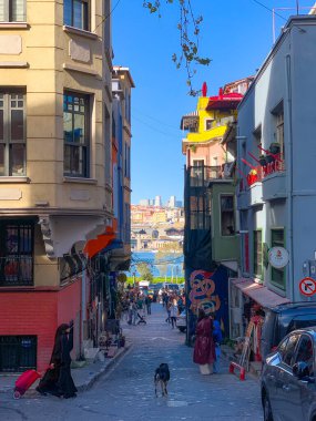 Balat, İstanbul 'un Balat, Fener semtindeki renkli evler ve binalar bir sürü modaya uygun kafe, restoran ve dükkanlarla dolu.