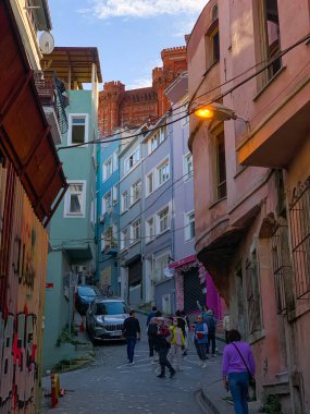 Balat, İstanbul 'un Balat, Fener semtindeki renkli evler ve binalar bir sürü modaya uygun kafe, restoran ve dükkanlarla dolu.
