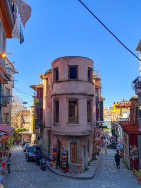 Balat, İstanbul 'un Balat, Fener semtindeki renkli evler ve binalar bir sürü modaya uygun kafe, restoran ve dükkanlarla dolu.