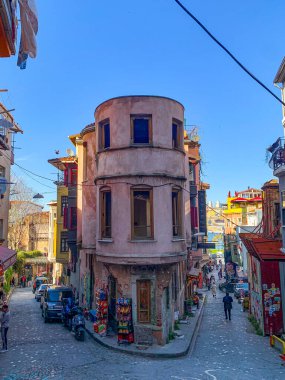 Balat, İstanbul 'un Balat, Fener semtindeki renkli evler ve binalar bir sürü modaya uygun kafe, restoran ve dükkanlarla dolu.