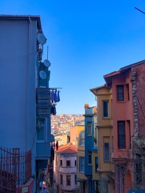 Balat, İstanbul 'un Balat, Fener semtindeki renkli evler ve binalar bir sürü modaya uygun kafe, restoran ve dükkanlarla dolu.