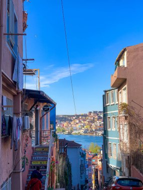 Balat, İstanbul 'un Balat, Fener semtindeki renkli evler ve binalar bir sürü modaya uygun kafe, restoran ve dükkanlarla dolu.