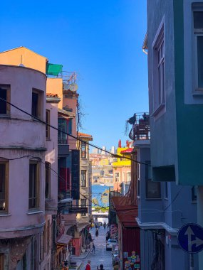 Balat, İstanbul 'un Balat, Fener semtindeki renkli evler ve binalar bir sürü modaya uygun kafe, restoran ve dükkanlarla dolu.