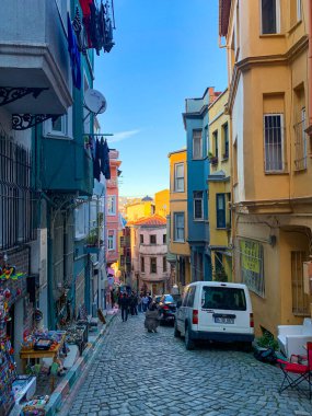 Balat, İstanbul 'un Balat, Fener semtindeki renkli evler ve binalar bir sürü modaya uygun kafe, restoran ve dükkanlarla dolu.