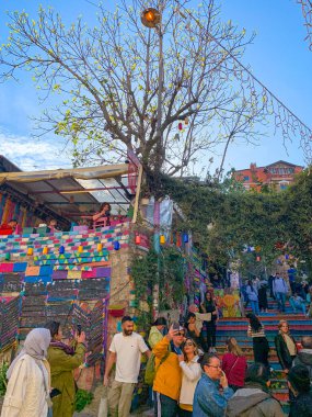 Balat, İstanbul 'un Balat, Fener semtindeki renkli evler ve binalar bir sürü modaya uygun kafe, restoran ve dükkanlarla dolu.