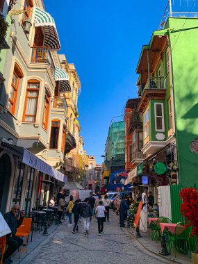Balat, İstanbul 'un Balat, Fener semtindeki renkli evler ve binalar bir sürü modaya uygun kafe, restoran ve dükkanlarla dolu.