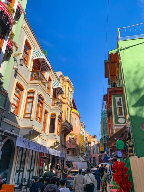 Balat, İstanbul 'un Balat, Fener semtindeki renkli evler ve binalar bir sürü modaya uygun kafe, restoran ve dükkanlarla dolu.