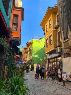 Balat, İstanbul 'un Balat, Fener semtindeki renkli evler ve binalar bir sürü modaya uygun kafe, restoran ve dükkanlarla dolu.