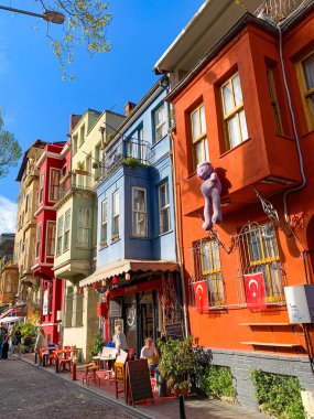 Balat, İstanbul 'un Balat, Fener semtindeki renkli evler ve binalar bir sürü modaya uygun kafe, restoran ve dükkanlarla dolu.