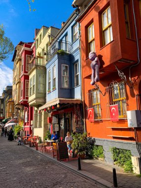 Balat, İstanbul 'un Balat, Fener semtindeki renkli evler ve binalar bir sürü modaya uygun kafe, restoran ve dükkanlarla dolu.