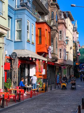 Balat, İstanbul 'un Balat, Fener semtindeki renkli evler ve binalar bir sürü modaya uygun kafe, restoran ve dükkanlarla dolu.