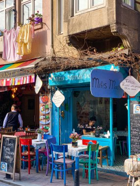 Balat, İstanbul 'un Balat, Fener semtindeki renkli evler ve binalar bir sürü modaya uygun kafe, restoran ve dükkanlarla dolu.