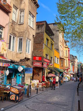 Balat, İstanbul 'un Balat, Fener semtindeki renkli evler ve binalar bir sürü modaya uygun kafe, restoran ve dükkanlarla dolu.