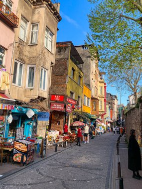 Balat, İstanbul 'un Balat, Fener semtindeki renkli evler ve binalar bir sürü modaya uygun kafe, restoran ve dükkanlarla dolu.