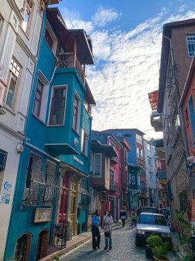 Balat, İstanbul 'un Balat, Fener semtindeki renkli evler ve binalar bir sürü modaya uygun kafe, restoran ve dükkanlarla dolu.