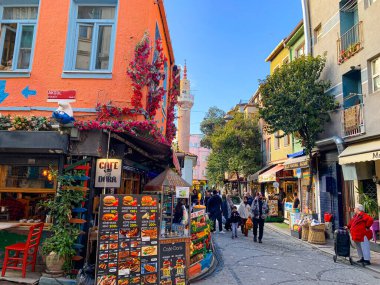 Balat, İstanbul 'un Balat, Fener semtindeki renkli evler ve binalar bir sürü modaya uygun kafe, restoran ve dükkanlarla dolu.