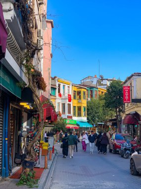 Balat, İstanbul 'un Balat, Fener semtindeki renkli evler ve binalar bir sürü modaya uygun kafe, restoran ve dükkanlarla dolu.