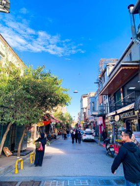Balat, İstanbul 'un Balat, Fener semtindeki renkli evler ve binalar bir sürü modaya uygun kafe, restoran ve dükkanlarla dolu.